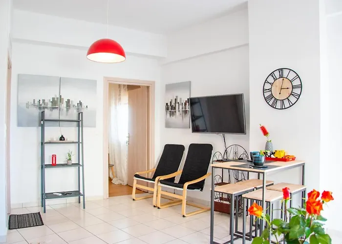 Beautiful, Brand New Apartment With Courtyard.